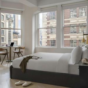Flatiron Hotel, Sonder